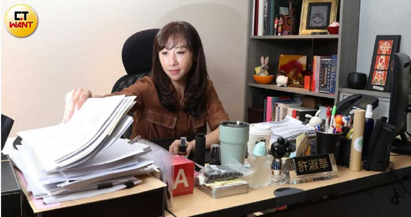 台北市議員許淑華(圖)認為調整招標內容反應市場行情是讓雙永國小新建校舍二期工程早日決標的關鍵。(圖/CTWANT攝影組)