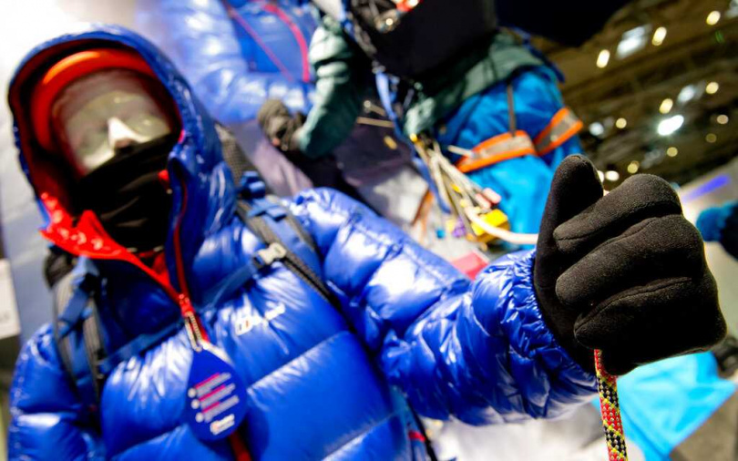 韓國消費者發現購買的北臉羽絨衣填充異常，追查後揭露混用再生鴨絨與聚酯纖維。