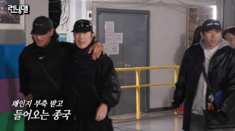 金鍾國在節目中被哈哈（HaHa）攙扶的畫面曝光，事後證實他身體罹患罕病。（圖／翻攝自SBS TV）