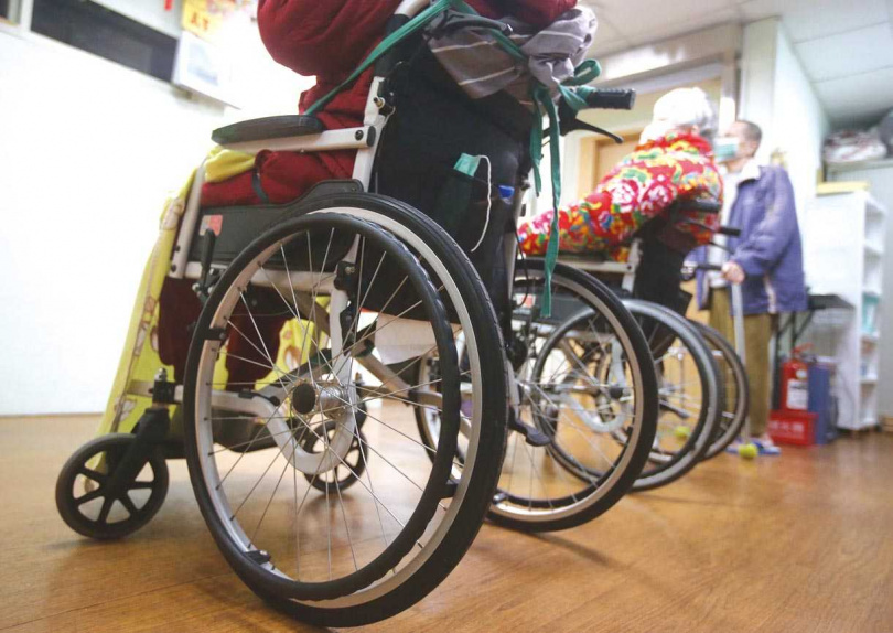 「長照3.0」上路了,但人才荒卻難以撐起「照護」社會需要的海量醫護人力。(圖/報系資料照)