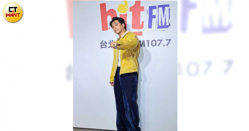 阿弟上電台宣傳個人首張專輯《蕭景鴻Edy Hsiao》。（圖／黃耀徵攝）