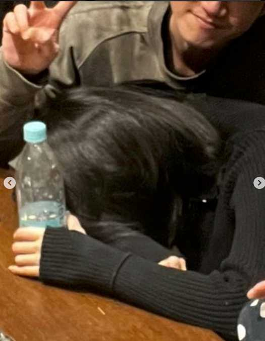 今年跨年時邵雨薇PO出靠在吳慷仁懷裡的照片放閃。(圖/翻攝自邵雨薇IG)