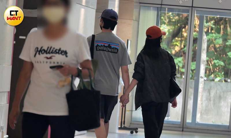 走到一樓大廳時，吳慷仁與邵雨薇緊緊牽著手。（圖／本刊攝影組）