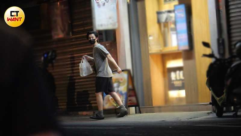 吳慷仁去麵店買了兩人份的晚餐外帶。(圖/本刊攝影組)