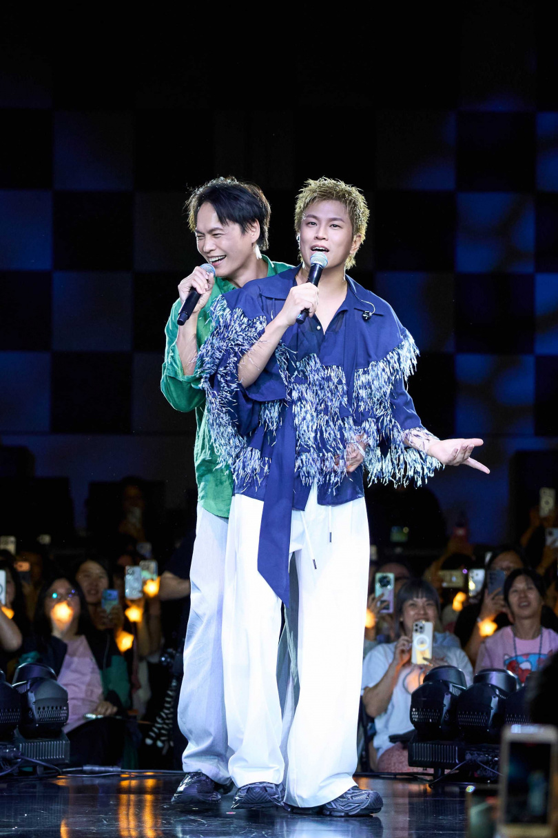 黃鐙輝與蕭景鴻的互動逗樂全場。(圖/相信音樂提供)