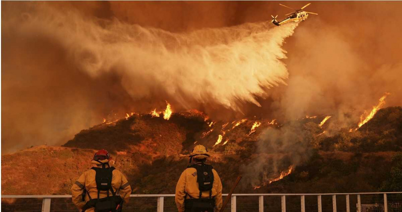 美國加州洛杉磯近日發生多起野火，乾燥天氣加上強風助長下，火勢一發不可收拾，傳出至少13人不幸喪命。（圖／達志／美聯社）