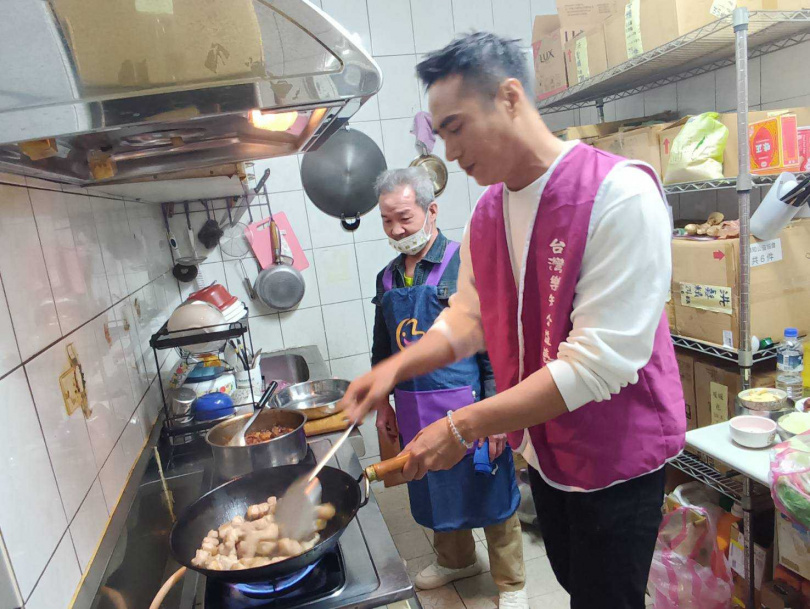 莊凱勛與街友同做培力便當。（圖／樂知公益協會）