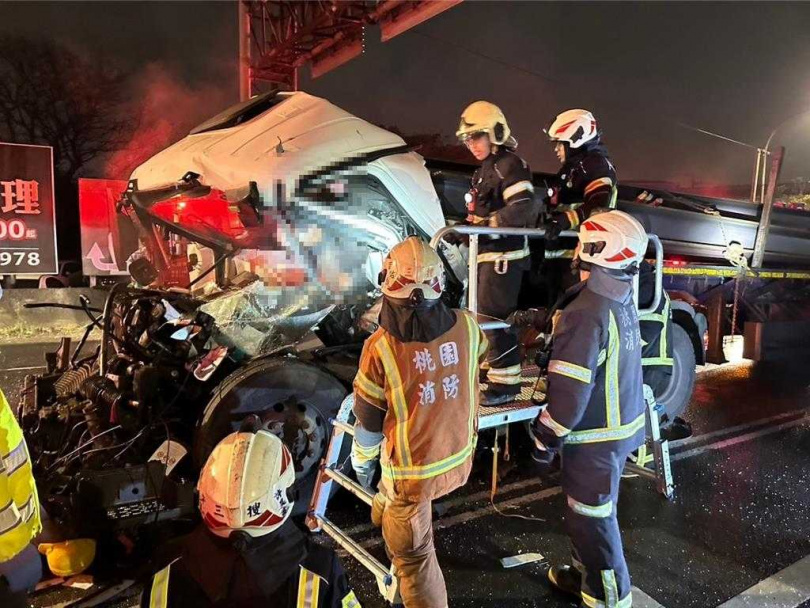 桃園市大園區中正東路交流道，23日凌晨4時許，約54歲黃姓男駕駛1輛曳引車疑似未注意前車狀況，追撞前方51歲張姓男駕駛的曳引車，因撞擊力道過大，導致黃男當場OHCA，送醫後仍宣告不治。（圖／翻攝照片）