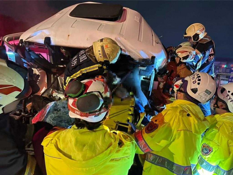 桃園市大園區中正東路交流道，23日凌晨4時許，約54歲黃姓男駕駛1輛曳引車疑似未注意前車狀況，追撞前方51歲張姓男駕駛的曳引車，因撞擊力道過大，導致黃男當場OHCA，送醫後仍宣告不治。（圖／翻攝照片）