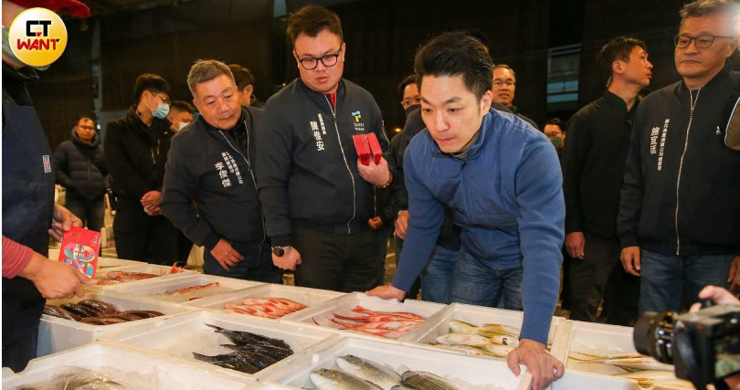 蔣萬安農曆春節前勤跑基層慰勞員工一整年的辛勞，並祝福大家新年快樂。突圍蔣萬安視察萬大魚類市場（圖／黃耀徵攝） 