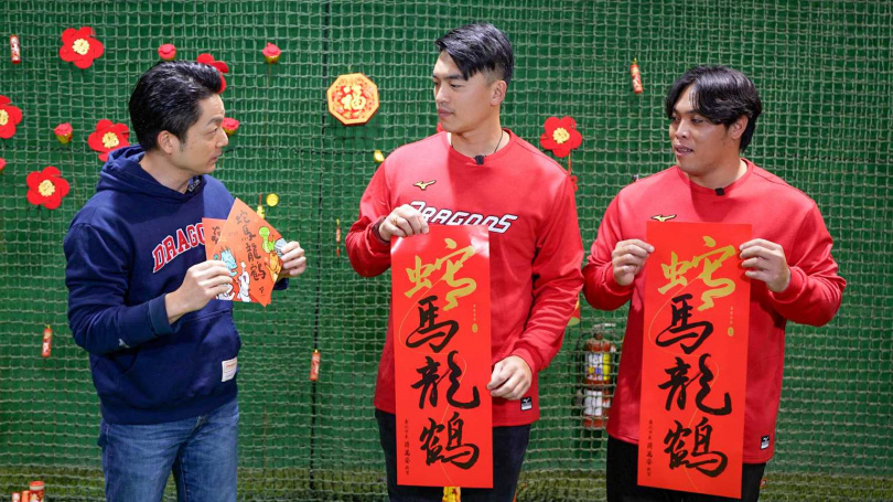 蔣萬安與朱育賢、陳子豪祝福所有民眾新的一年蛇馬龍鶴、什麼事都非常好。（圖／北市府提供） 