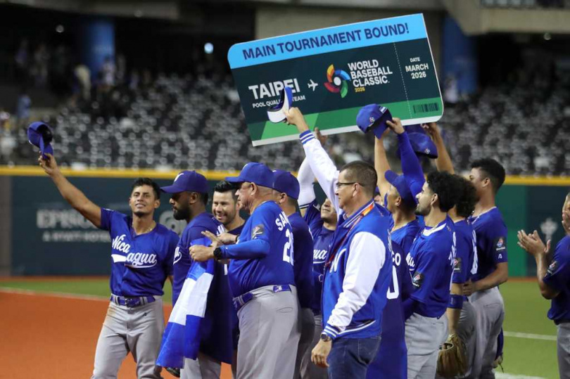 尼加拉瓜獲勝晉級後，高舉代表會內賽門票的看板慶祝。（圖／中國時報黃世麒攝）