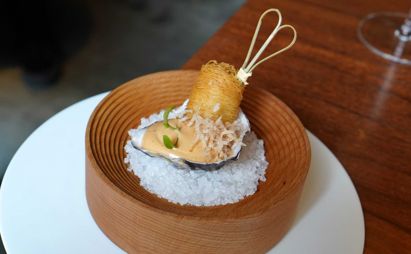 餐廳的隱藏版招待菜色「生蠔 麵線 蒜泥」，其美乃滋以蒜泥、柴魚經乳化調製而成，具有明顯蒜香。（圖／魏妤靜攝）
