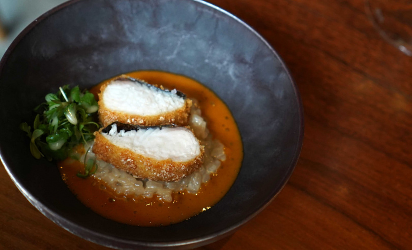 「紅咖哩 薄荷 越光米」將越光米以雞油炒香，風味厚重深邃。（圖／魏妤靜攝）