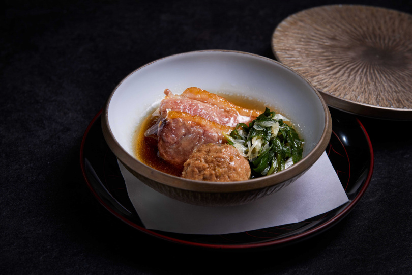「鴨治部煮」以宜蘭熟成10天的胭脂鴨製作肉丸，加上宜蘭三星蔥突顯鴨肉甜味。（圖／琥珀割烹提供）