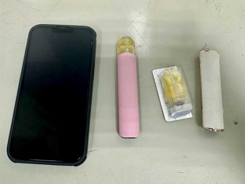 專案小組查扣犯嫌作案用手機等贓證物。(讀者提供/張毓翎台南傳真)