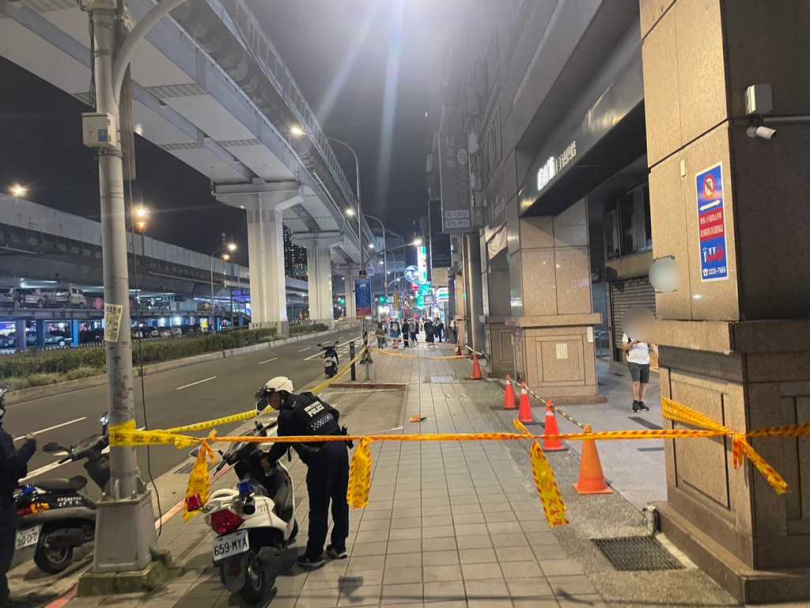 員警前往現場將封鎖線範圍擴大 。（圖／翻攝畫面）