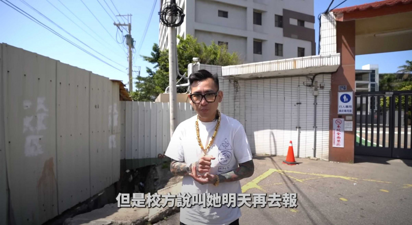 蹦闆親自跑到學校。（圖／翻攝自YouTube／蹦闆）