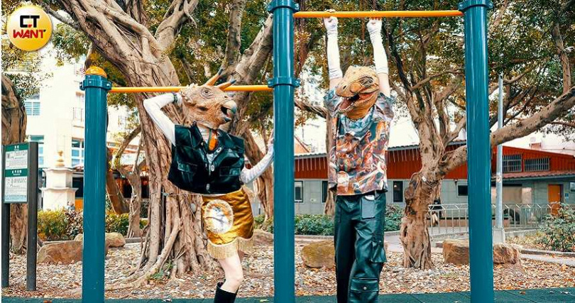 暴龍愛好和平，才能跟三角龍成為朋友，但準備表演的過程很常讓兩隻恐龍大吵。（圖／焦正德攝）