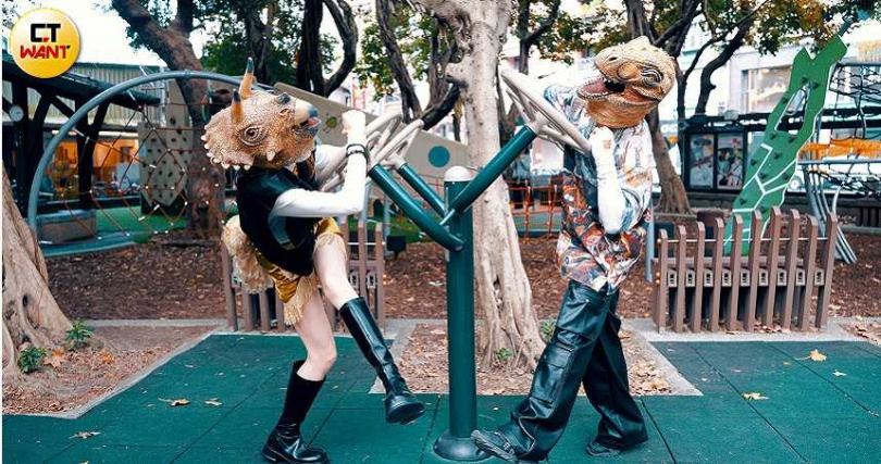 暴龍與三角龍來自6500萬年前的白堊紀，雖然在人類世界過得很好，但暴龍與三角龍還是會想家。（圖／焦正德攝）