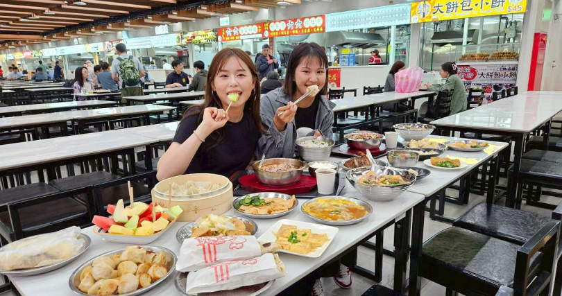 為歡慶士林市場美食街重新開幕，特別祭出多重好康優惠，一起來士林市場美食街大飽口福（圖／臺北市公有士林市場提供）。