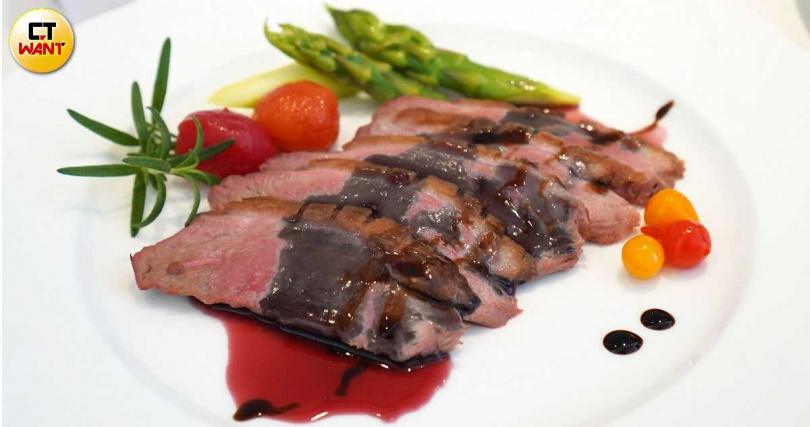 「洛神花低溫熟成鴨胸」將鴨胸低溫熟成後煎至金黃再切片，搭配自製洛神醬輕盈迷人。（760元，圖／魏妤靜攝）