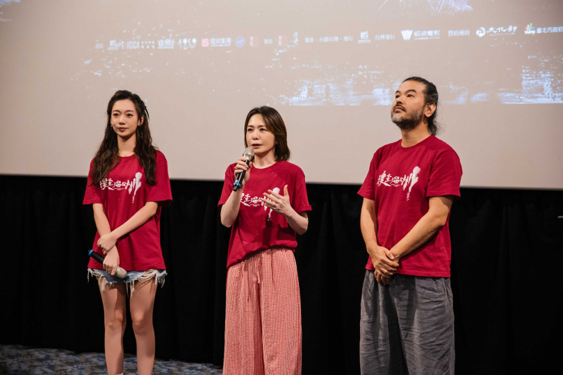 吳卓源(左起)、潘儀君、導演賴俊羽跟影迷一起共度母親節。 (圖/伯樂影業提供)