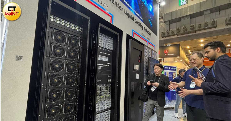 神達集團旗下神雲科技的展區，今年首次呈現全面整機櫃液冷解決方案，包含液對氣和液對液，展現在液冷解決方案「軟硬整合」的實力。（圖／鄭思楠攝）