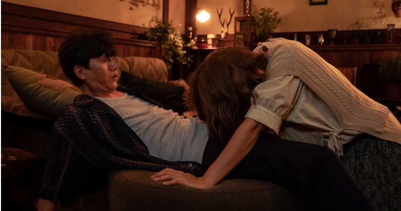 大霈喝醉吐在莫子儀褲襠上。（圖／逆光電影提供）