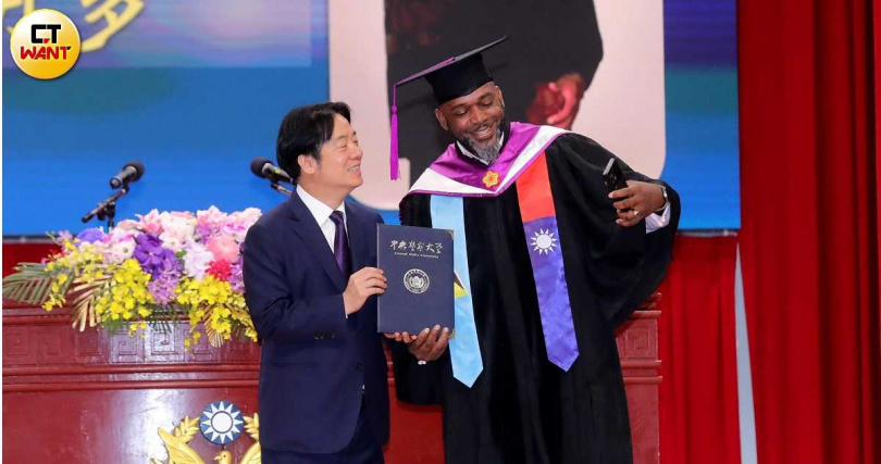 總統賴清德為畢業生頒發學位證書及撥穗,外籍畢業生上台時拿出手機與總統自拍。(圖/周志龍攝)