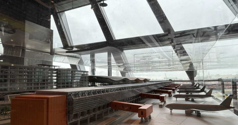 第三航廈建築實體剖模精確捕捉航廈細節，例如鋼骨構造和玻璃帷幕等建築結構，以及橘紅色空橋等色彩元素，讓觀賞者透過模型即可預見完工後的航廈面貌。(圖片提供／桃園機場)