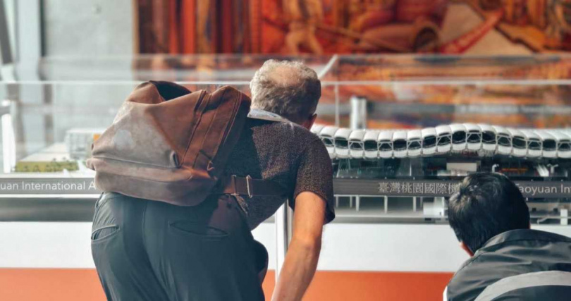 機場公司歡迎民眾前來桃園機場，欣賞全新展出的第三航廈建築模型，感受建築宏偉氣象，預先窺見室內配置與陳設。(圖片提供／桃園機場)