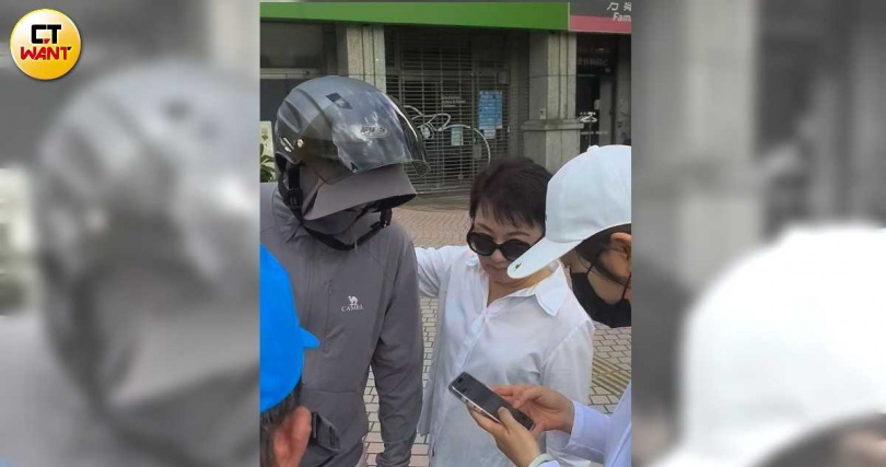 盧秀燕頻頻詢問發生事故的摩托車駕駛身體狀況是否還好，還叮嚀摩托車也要檢查一下（圖／薛孟杰攝）