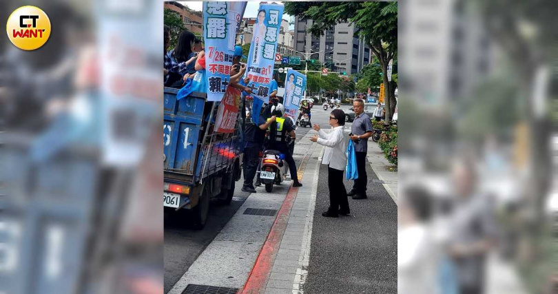 盧秀燕在協助處理完交通事故後，在回到宣傳車上前，向媒體車上的媒體說明發生什麼事（圖／薛孟杰攝）