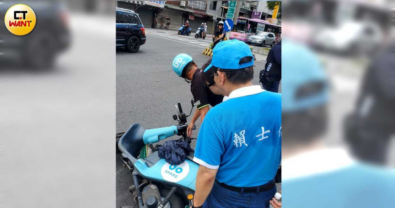 盧秀燕頻頻詢問發生事故的摩托車駕駛身體狀況是否還好，還叮嚀摩托車也要檢查一下（圖／薛孟杰攝）