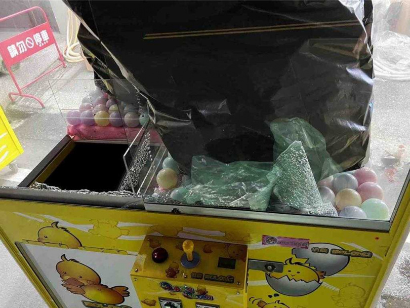 陳男氣不過，今(14日)凌晨持球棒到店裡搗毀6台娃娃機。(圖／讀者提供)