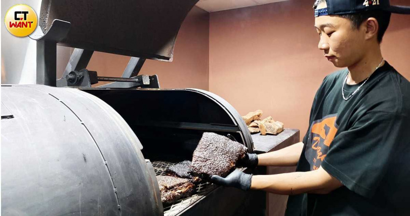 台灣店特別引進「OFFSET偏位式煙燻爐」，以柴火依據部位進行8～18小時低溫慢燻、並依當日溫濕度調控時間。（圖／魏妤靜攝）