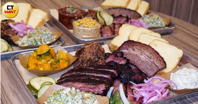 「經典德州煙燻拼盤」有2、4、6人等不同份量、囊括不同肉品部位。（920元～2,680元，圖／魏妤靜攝）