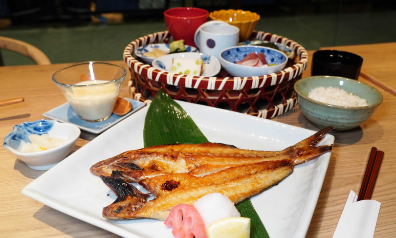 去除多餘水分、充滿香氣的「午仔魚一夜干懷石籠」定食，是店家的招牌菜色。（1,080元，圖／魏妤靜攝）