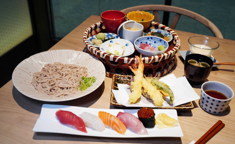 一次匯集多種和風美食的「天婦羅蕎麥麵與握壽司五貫懷石籠」定食，最適合有選擇困難症的人，蕎麥麵也可換成烏龍麵。（1,280元，圖／魏妤靜攝）