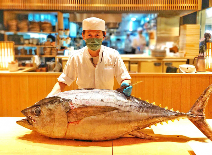 菜な將於7/31晚間6點在大葉高島屋中央水族廣場上演「鮪魚解體秀」。（圖／nana提供）