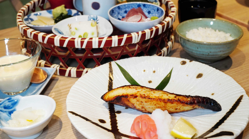 「銀鱈西京味噌燒」採用京都流傳已久的魚類保存技法，鹹度適中、魚肉紮實甘甜。（定食1,130元，圖／魏妤靜攝）