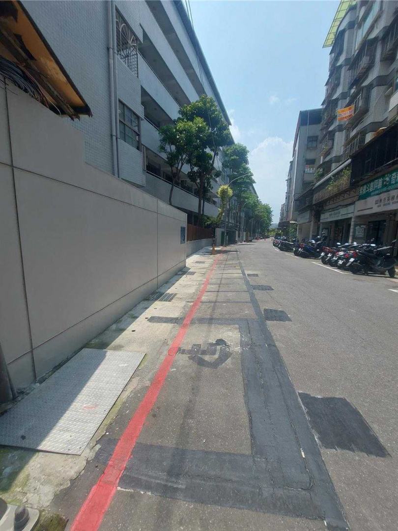 蘆洲長安街313巷近日進行道路標線調整，原本近50格機車停車位被塗銷、改畫紅線。（圖／中國時報張鎧乙攝）
