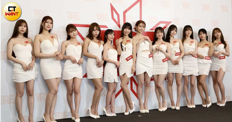 明里紬、神木麗、miru、伊藤舞雪、七澤米亞、櫻空桃、河北彩伽、石川澪、涼森玲夢、宮下玲奈、金松季步、西宮夢一同現身為成人展造勢。（圖／侯世駿攝）