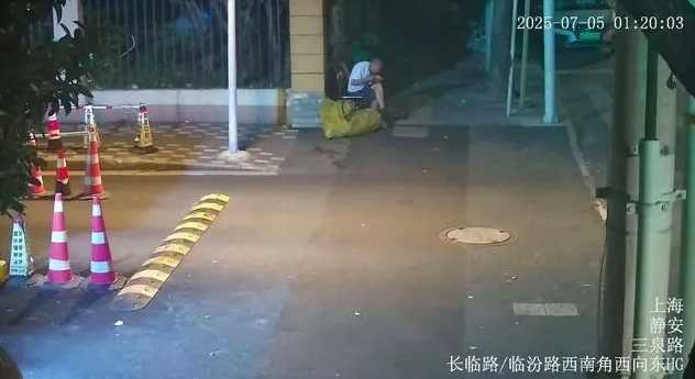 男人4天偷了40多顆西瓜，還在路邊「大快朵頤」。（圖／微博）