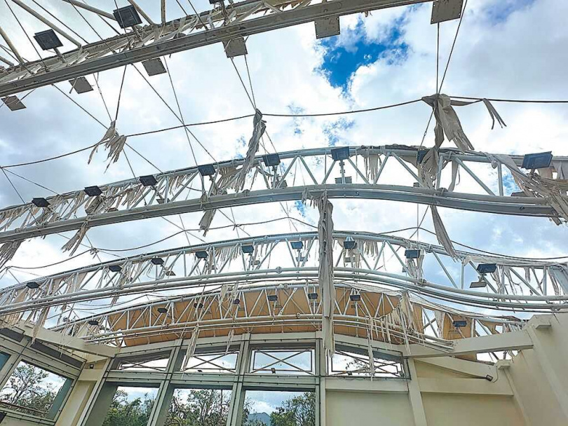 颱風楊柳直撲台東，台東體中棒球場受災嚴重，牛棚天花板幾乎全毀。（圖／中國時報蔡旻妤攝）