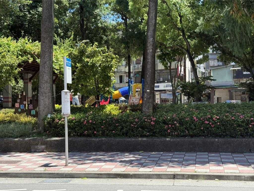 北市公運處回應，候車亭設置條件為人行道寬度達2公尺以上，須足夠其他用路人及身障者通行，過往曾遇到人行道不夠寬或底下有管線，而無法設置候車亭。（圖／中國時報張珈瑄攝）