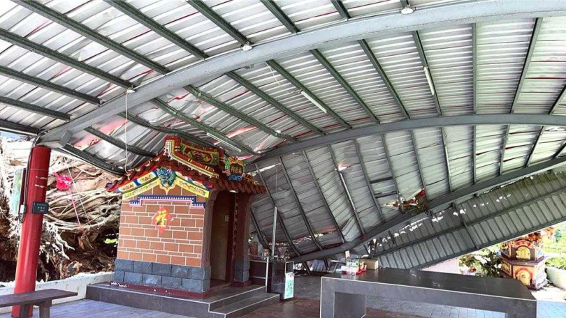 「五十戶土地公廟榕樹」傾倒壓垮廟宇的鐵皮頂棚,所幸廟體和神像無損。(圖/中國時報蕭嘉蕙攝)
