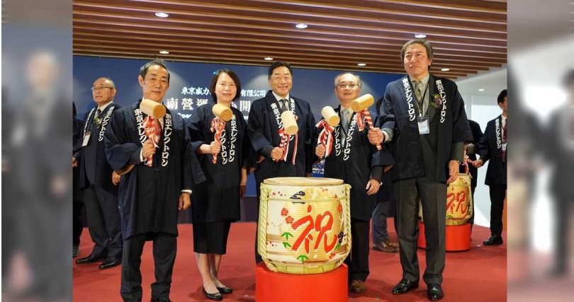 東京威力科創社長兼執行長河合利樹(右三)每年都來台參加國際半導體展(SEMICON Taiwan),並拜會台積電等供應商高層。(圖/報系資料照)