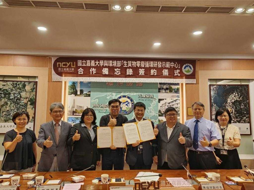 環境部長彭啓明與嘉義大學校長林翰謙簽署合作備忘錄，立委蔡易餘、王美惠、王正旭等人見證。（圖／中國時報記者廖素慧攝）